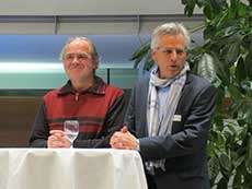 Erzählnacht 2015 in der Schalterhalle der AKB Aarau. Vorstandsmitglied Alex Bieli im Gespräch mit einem Kursteilnehmer.