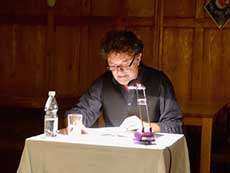 Schauspieler Jaap Achterberg liest verfasste Texte unserer Kursteilnehmenden im Restaurant Superbe Brugg.