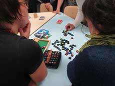 Karin Lemme liest Texte der Teilnehmenden unserer Kurse .